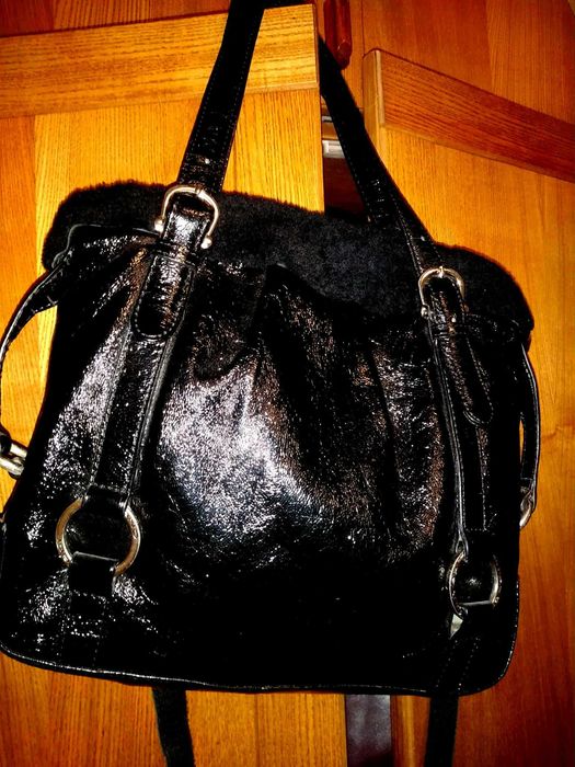 Сумка з лакованої шкіри  бренду Luciano Carvari.