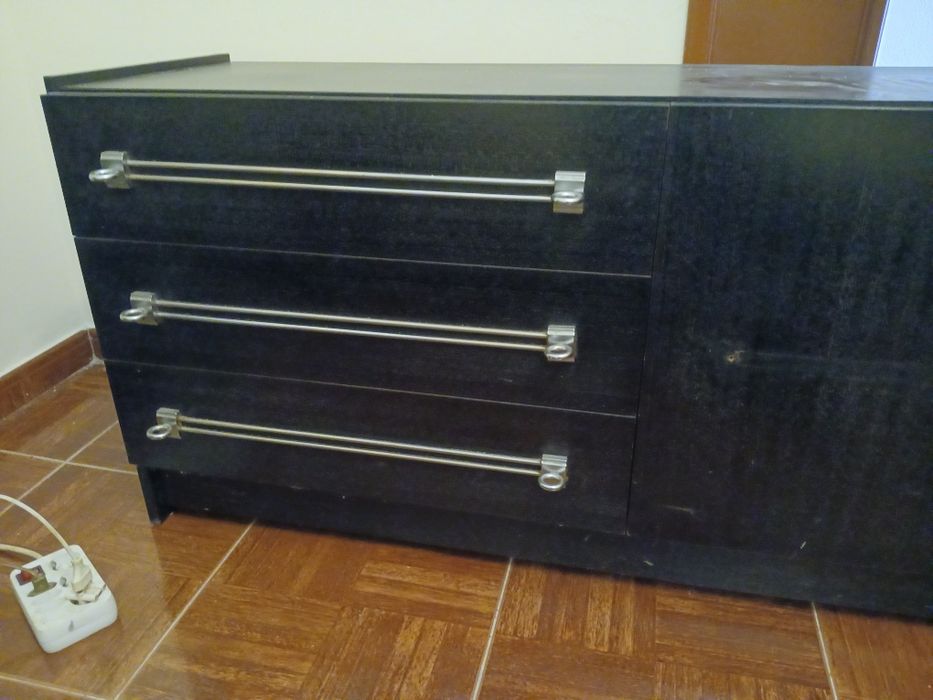 Aparador preto com 3 gavetas e 1 porta