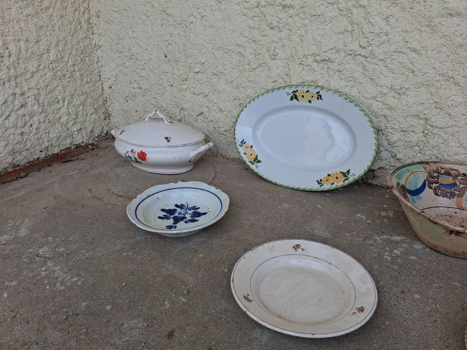 Conjunto de louças antigas, decorações e prateleira de canto