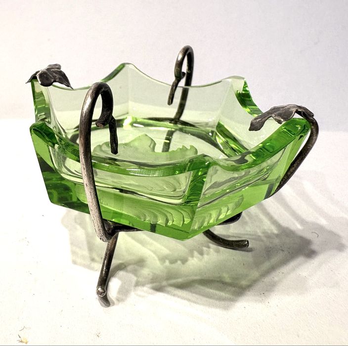 Raro e lindo pequeno antigo saleiro em vidro verde com intaglio de um cão e armação em prata Arte Nova