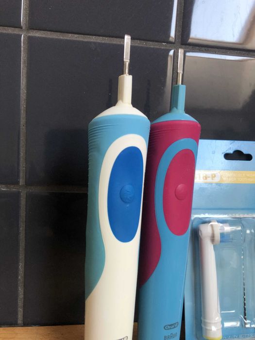 Komplet dwóch szczoteczek elektrycznych Braun Oral B