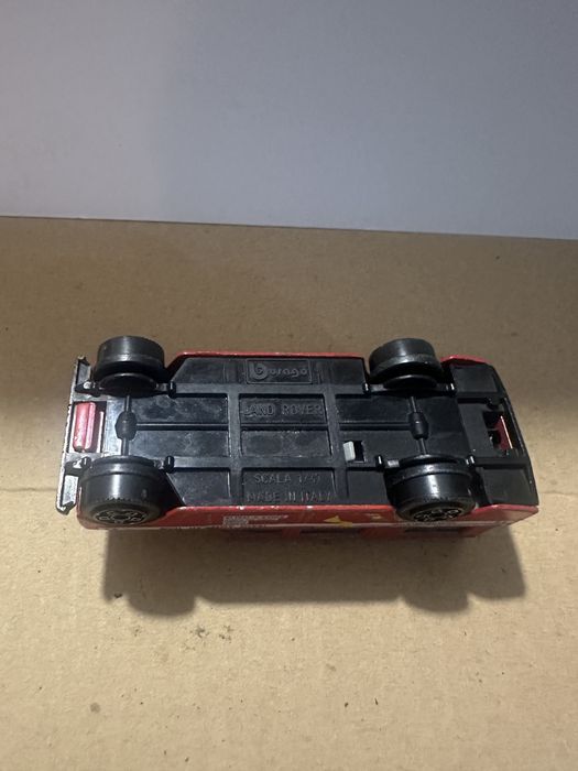 Land Rover escala 1:47 da burago