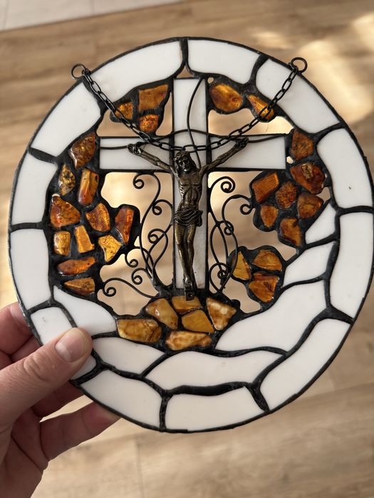 Witraż z Krzyżem - bursztyn