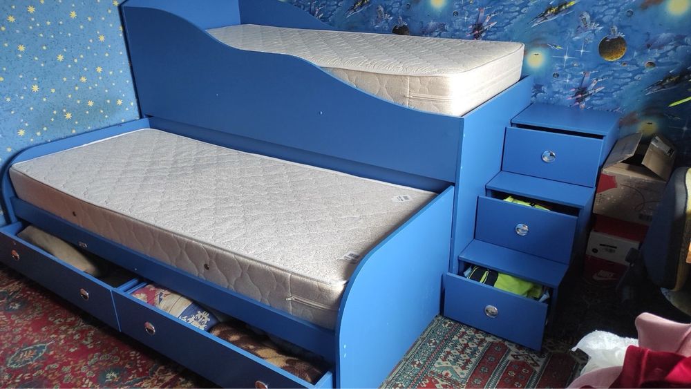 Кровать 2х ярусная 2м с матрасами,ящиками и тумбочками