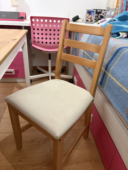 Mesa de madeira mais 5 cadeiras de madeira