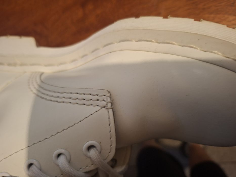 Oryginalne glany Dr Martens białe