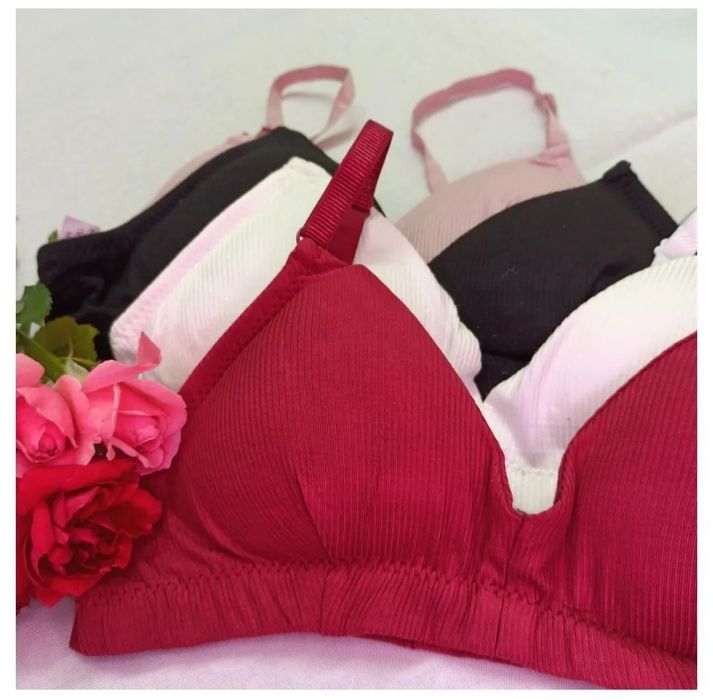 Топ зі вставними чашками та має бретелі