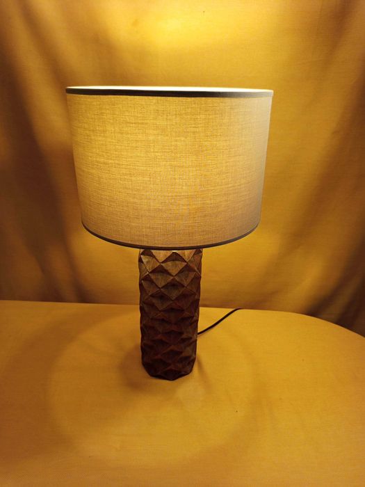 Candeeiro de madeira e abajour