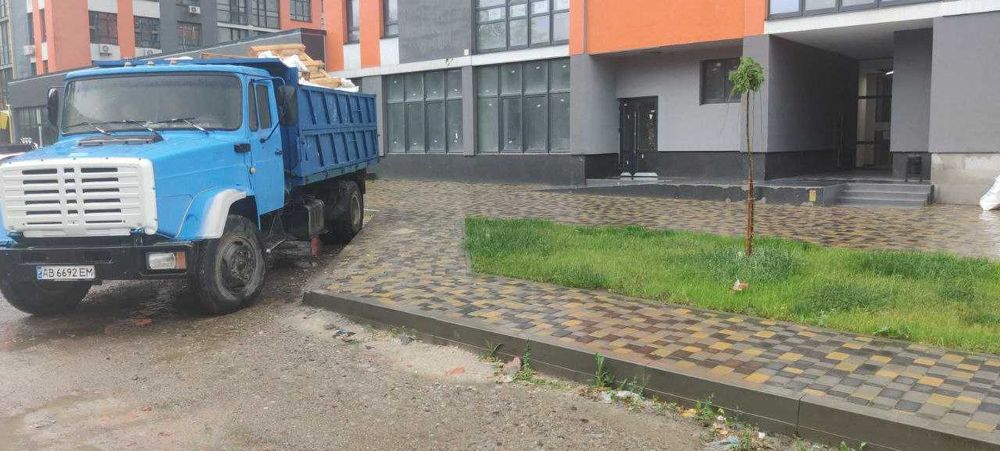 Вивіз буд сміття. З погрузкою. Вивіз будівельного сміття.