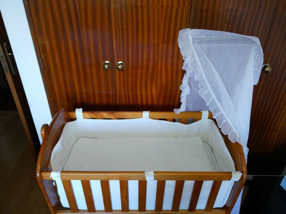 Cama de bebé com colchão