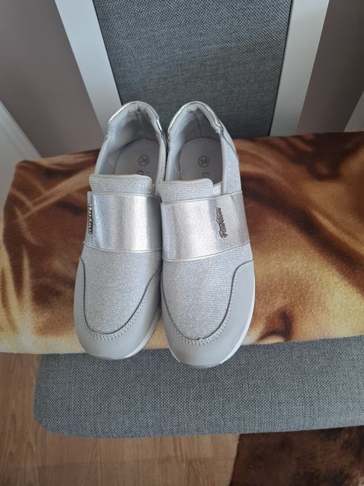 Sprzedam buty damskie.