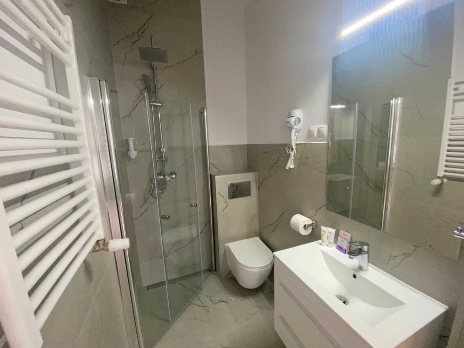Apartament z aneksem kuchennym i łazienką Przestronny
