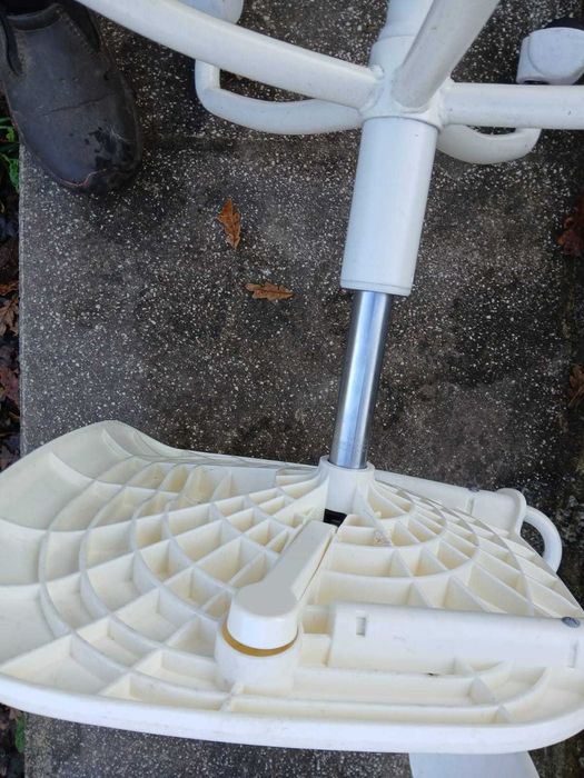 Cadeira plastico regulavel com rodas