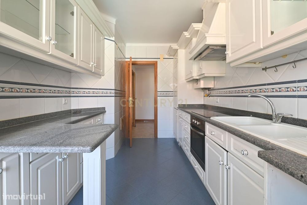 Apartamento T2 com garagem à venda no Arneiro freguesia de Carcavelos