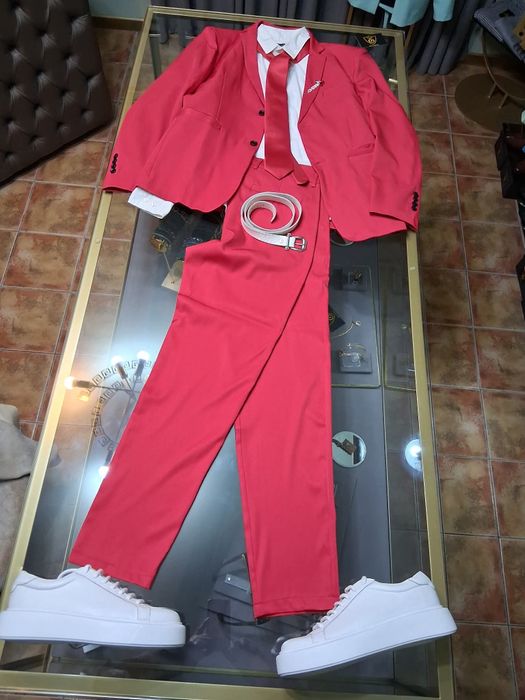 Fato + camisa + pingente + cinto + gravata + sapato