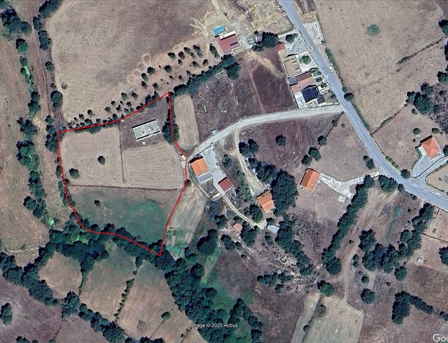 Terreno com pavilhão agrícola 200m2