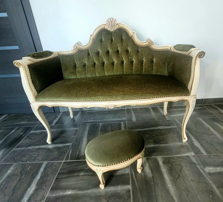 Mała sofa z podnóżkiem