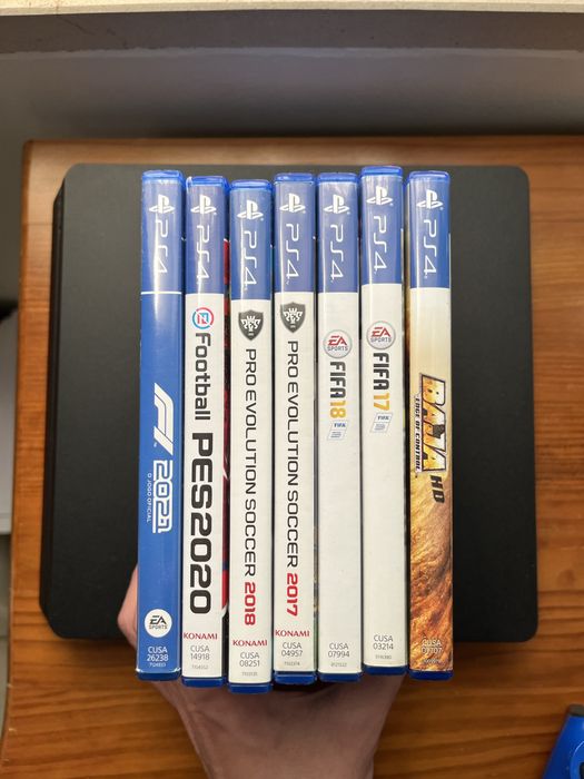 Consola Playstation 4 + comando + jogos