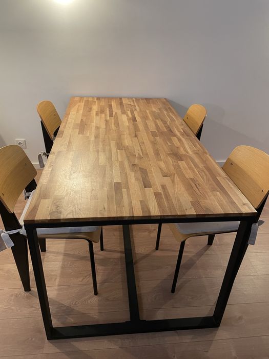 Mesa de jantar com tampo de carvalho