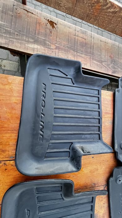 Sprzedam gumowe dywaniki marki Proline do Audi A4 B8 Kombi.