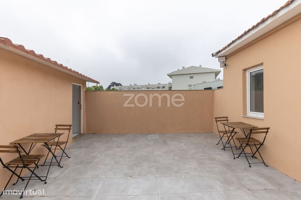 Conjunto de 3 casas independentes em Canelas