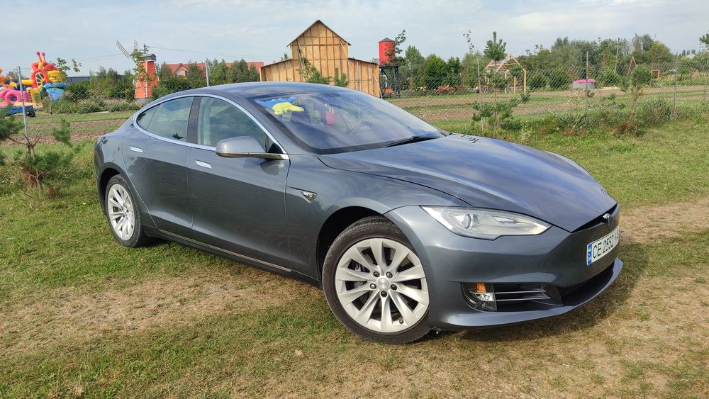 Tesla model S P85