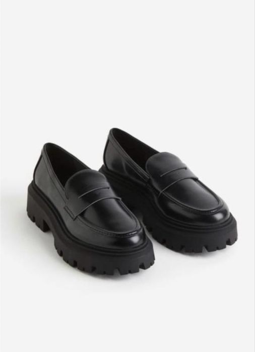 Чорні лаковані лофери H&M