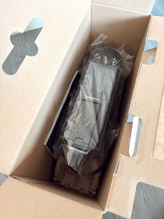 Máquina de café Nespresso Essenza Mini Preta (Nova e sem uso)