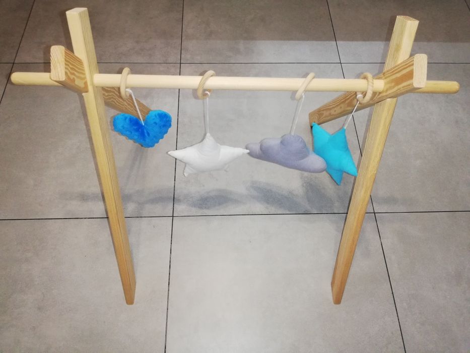 Stojak edukacyjny drewniany.