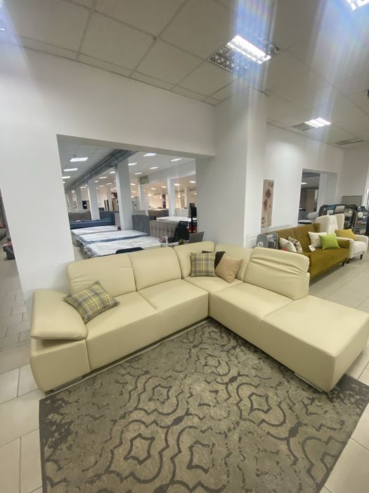 Продам шкіряний диван з вітрини