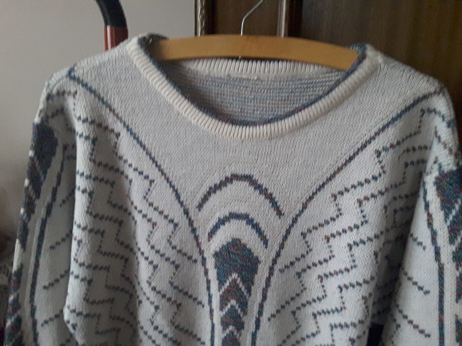 Elegancki biały sweter damski we wzory, rozmiar M L