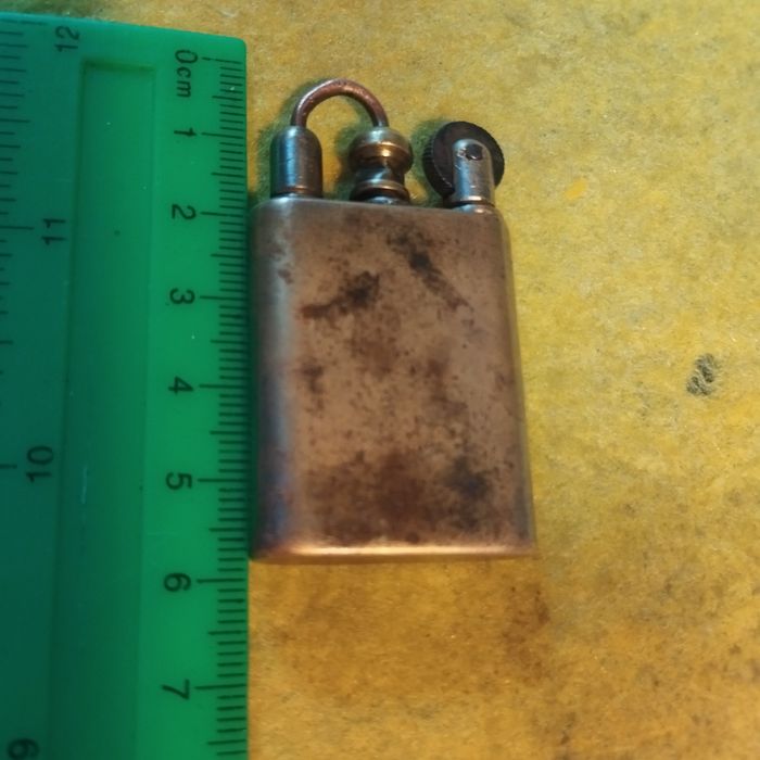 Бензиновая антикварная зажигалка