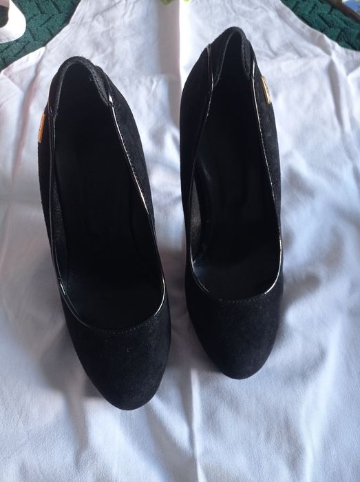 Sapatos de senhora em camurça
