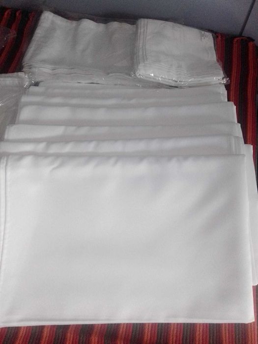 Mantas de cama individual e toalhas de mesa