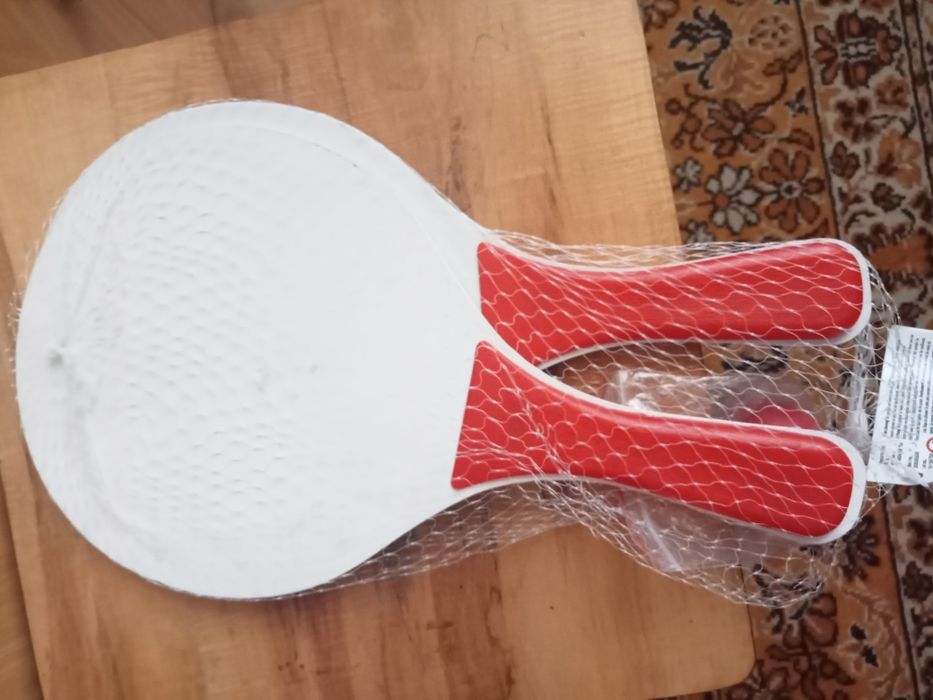 paletki plażowe i piłeczka .