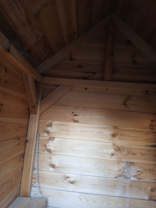 Plac zabaw domek z balkonem dla dzieci z drzewa