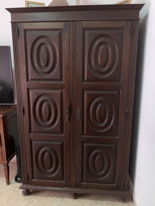 Roupeiro, escrivaninha e mesa de cabeceira