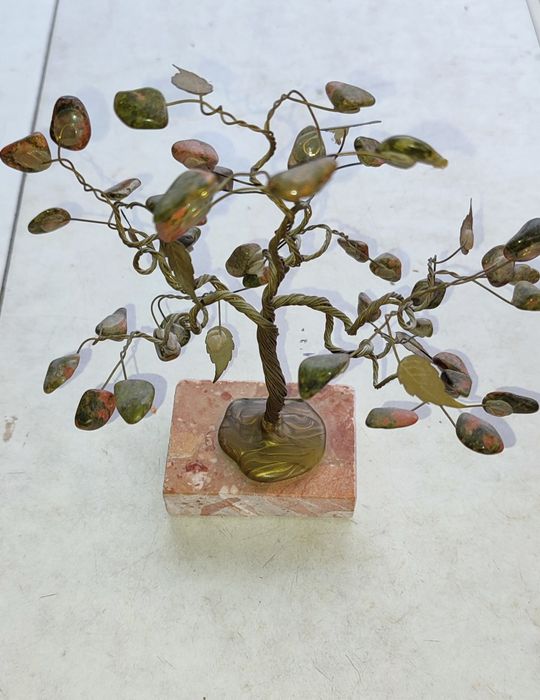 Дерево с камнями, яшма зелёная