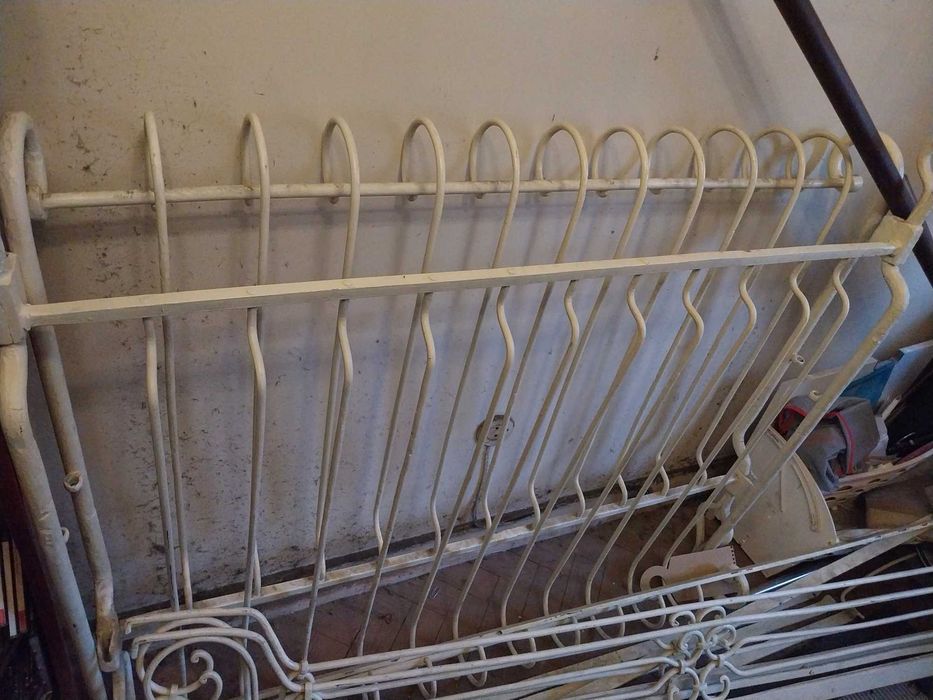 Cama francesa antiga em ferro trabalhado - completa