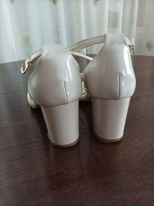 Продам босоножки.