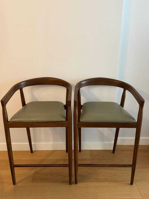 2 bar chairs in good condition, made of wood and leather