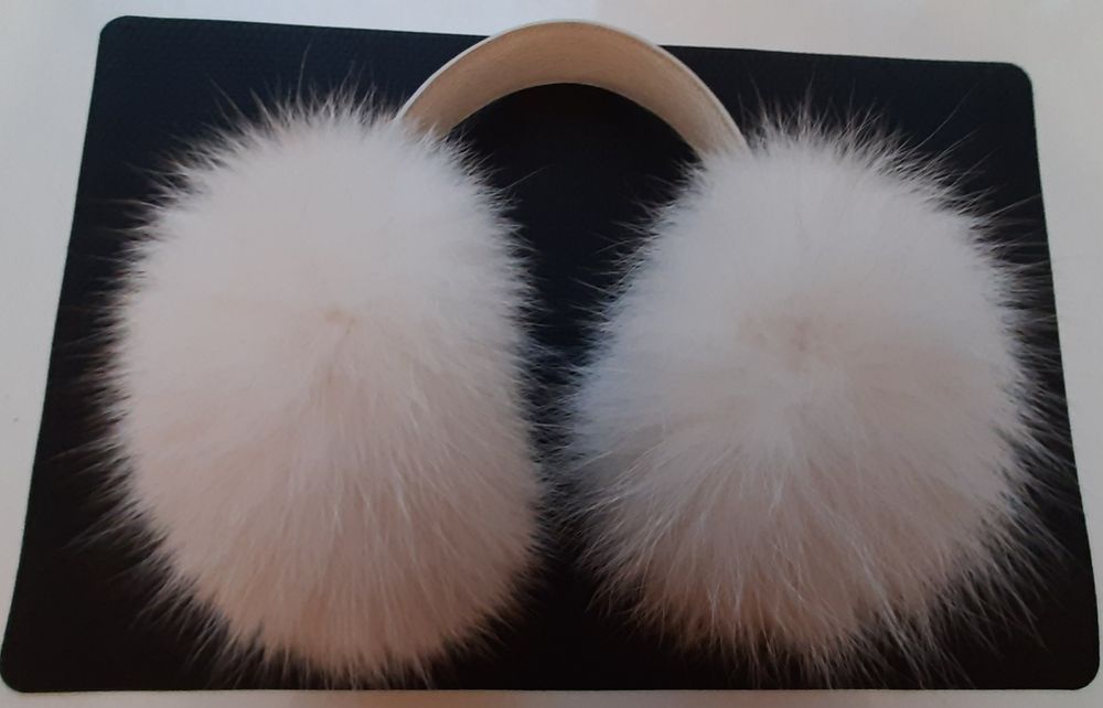 Celine оригінал шикарні навушники! Натуральне хутро! Подіумна річ!