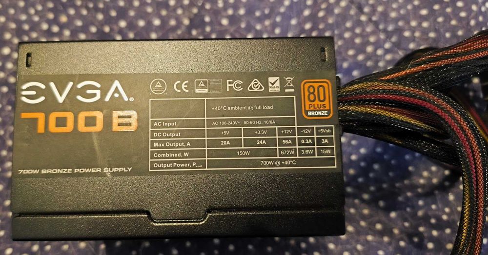 Fonte de alimentação EVGA 700B 80+ Bronze