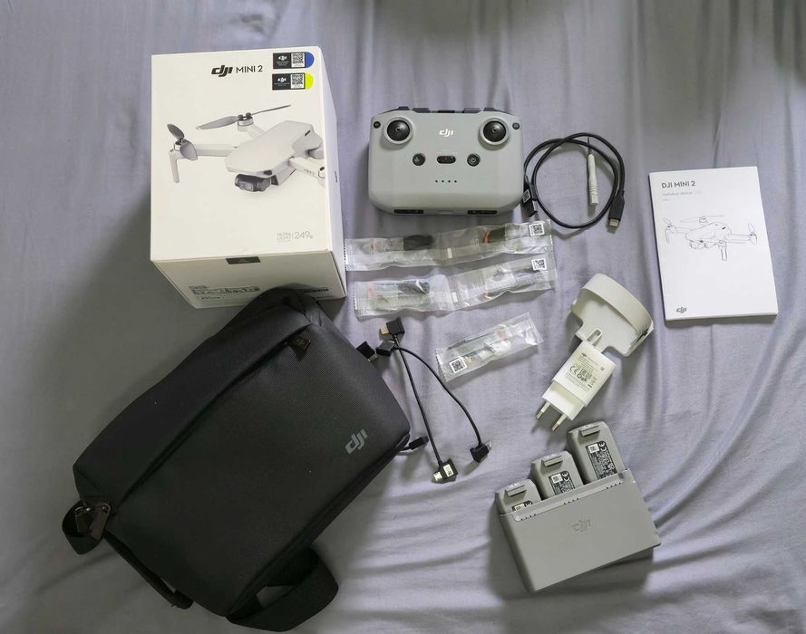 Dron DJI Mini 2 Fly More Combo, 3 baterie w zestawie + śrubokręt + 4 kabelki + kontroler + śmigła + osłona + ładowarka + instrukcja + torba oraz hub.