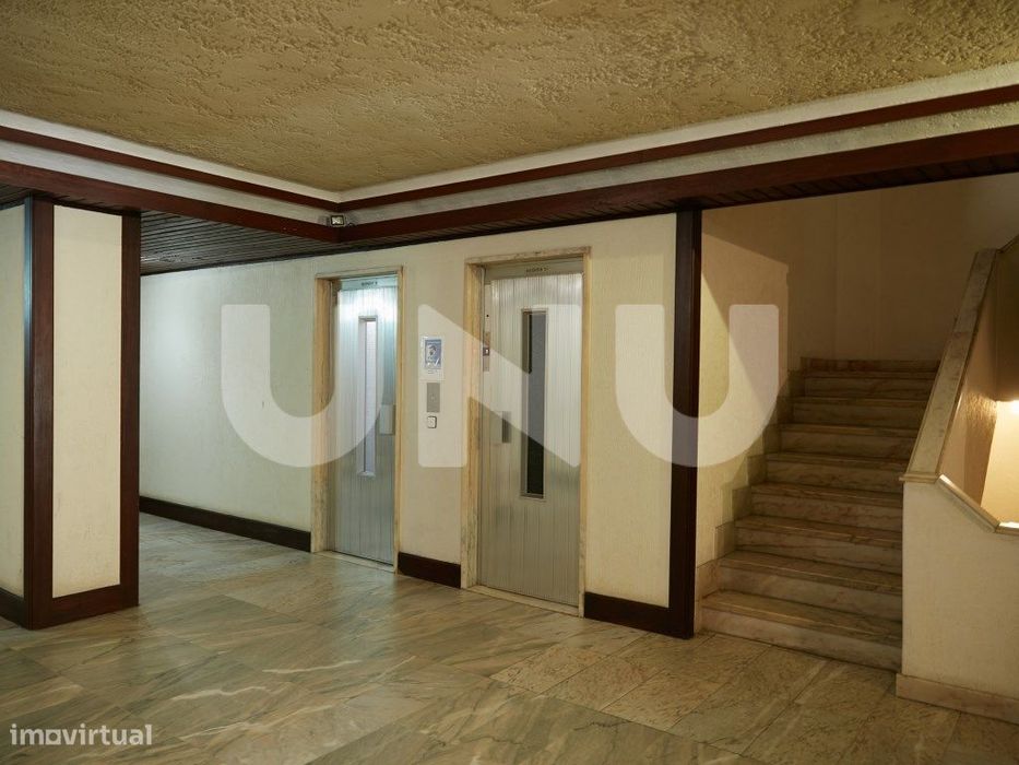 Apartamento T2, remodelado, em condomínio com piscina.