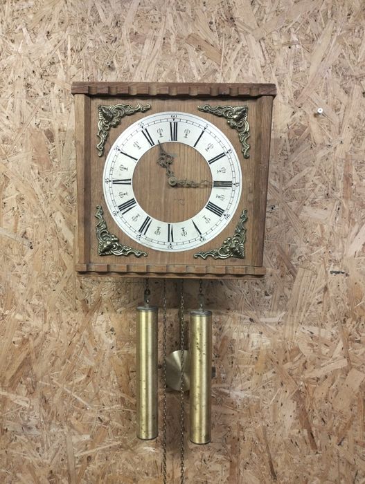 Stary mechaniczny zegar ścienny A33