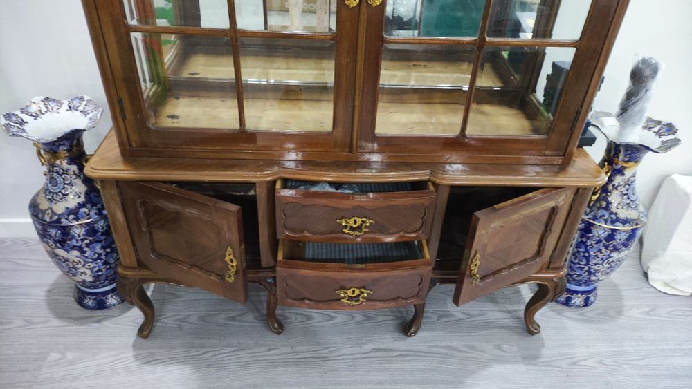 Cristaleira QUEEN ANNE, Vidro Biselado, 2 Espelhos. 120x43x165cm.