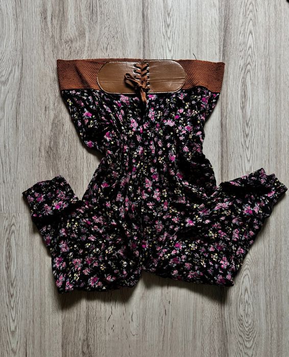 Spodnie damskie w kwiatki. Cienki przewiewny materiał. Rozmiar M