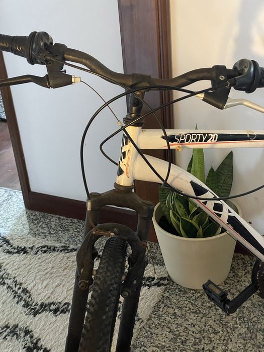 Vendo uma bicicleta usada em bom estado ! Precusa arrunar o freio!