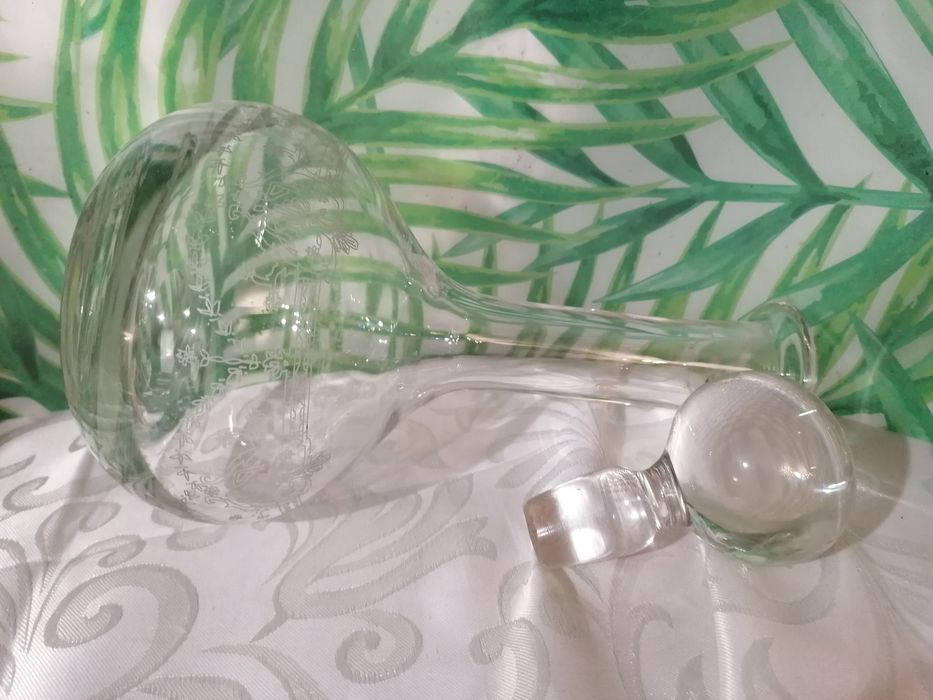 Ładna stara szklana szlifowana karafka polecam